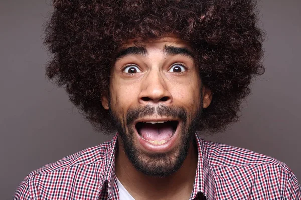 Gritando Preto Homem Com Grande Cabelo — Fotografia de Stock