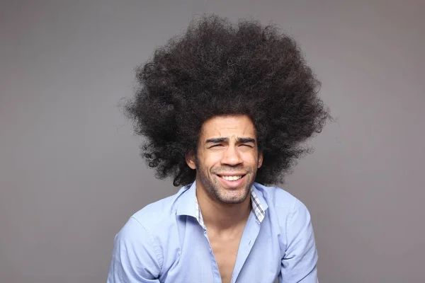 Meglepett Fekete Ember Nagy Hajjal — Stock Fotó