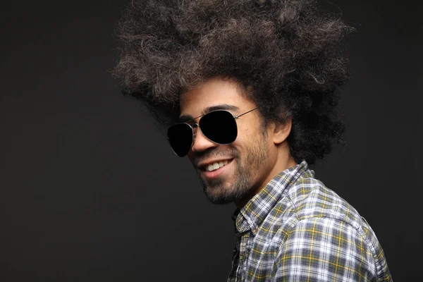 Hombre Negro Feliz Gafas Posando — Foto de Stock