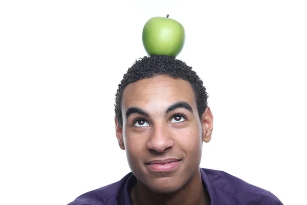 Černý Muž Pózuje Zelené Jablko — Stock fotografie