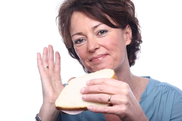 Donna Adulta Mangiare Sandwich Sfondo Bianco — Foto Stock