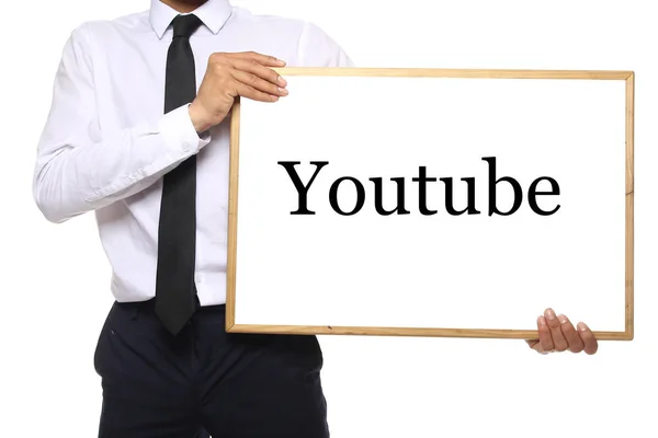 ビジネスマンは Youtube という言葉で黒板を持っています — ストック写真