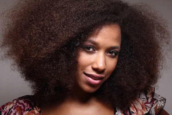 Mulher Afro Americana Bonita Está Sorrindo — Fotografia de Stock