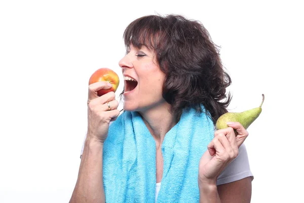 Mujer Adulta Con Toalla Sosteniendo Comiendo Frutas Sobre Fondo Blanco — Foto de Stock