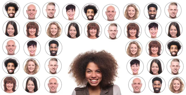 Lächelnde Afroamerikanerin Auf Dem Hintergrund Von Ikonen Mit Menschengesichtern — Stockfoto