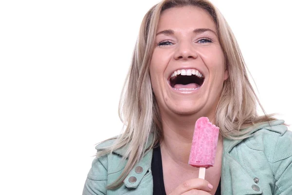 Hermosa Chica Caucásica Comiendo Helado — Foto de Stock