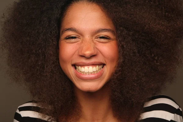 Retrato Mujer Negra Feliz — Foto de Stock