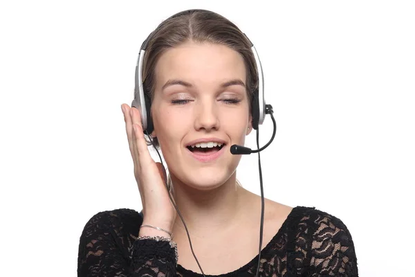 漂亮的年轻女孩戴着耳机 呼叫中心的操作员 — 图库照片
