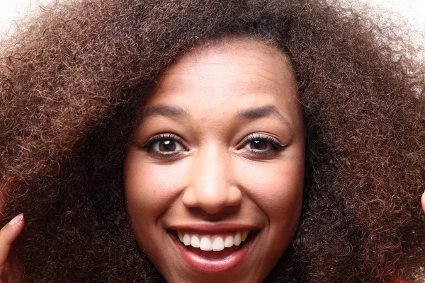 Hermosa Mujer Afro Americana Sonríe — Foto de Stock