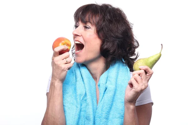 Mujer Adulta Con Toalla Sosteniendo Comiendo Frutas Sobre Fondo Blanco — Foto de Stock