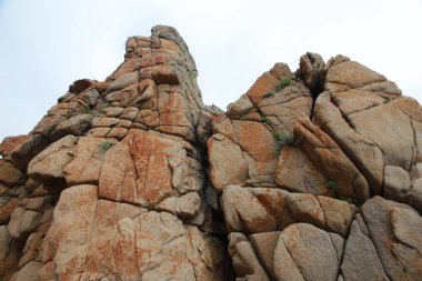 Kayalar, okyanus. Primorye bölgesinin kuzey kıyısı 