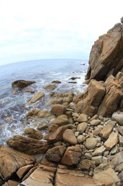 Kayalar, okyanus. Primorye bölgesinin kuzey kıyısı 