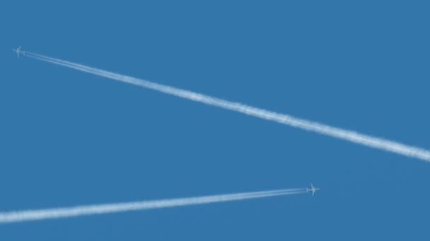 Avião Jato Com Trilha Contra Céu Azul — Vídeo de Stock