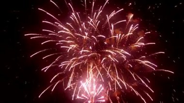 Yollar karanlık gökyüzü ile renkli havai fişek