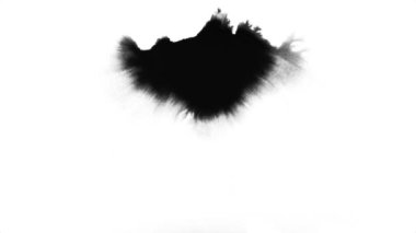 Siyah mürekkep ıslak kağıt üzerinde damla