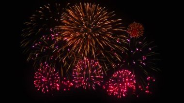 Siyah arkaplanda renkli havai fişekler