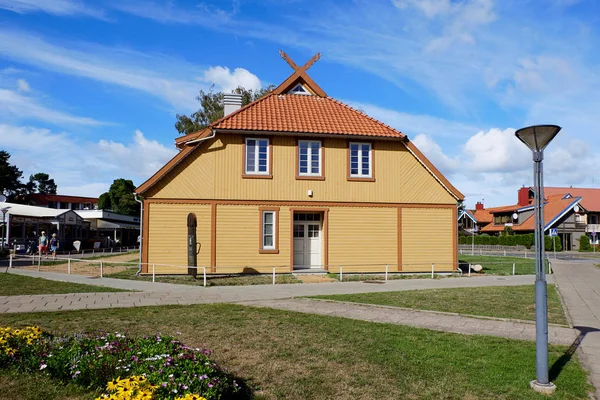 Traditionelles Dorfhaus aus Holz. nida — Stockfoto