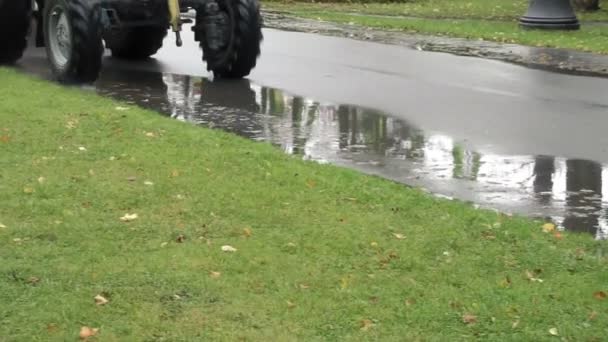 Limpiando Parque Las Hojas Que Caen Coche Para Limpiar Territorio — Vídeos de Stock