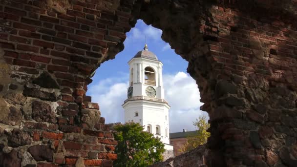 Uitzicht Klokkentoren Vanuit Een Raam Van Vernielde Kerk Vyborg — Stockvideo