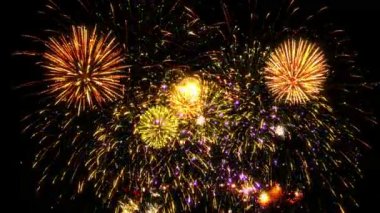 Siyah arkaplanda renkli havai fişekler