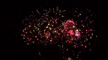 Siyah arkaplanda renkli havai fişekler