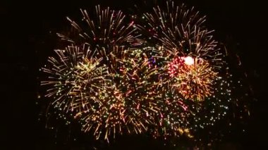 Siyah arkaplanda renkli havai fişekler