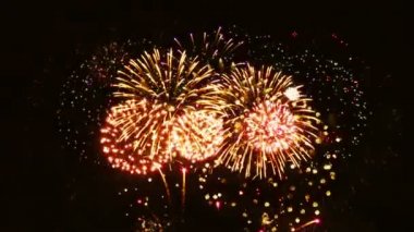 Siyah arkaplanda renkli havai fişekler