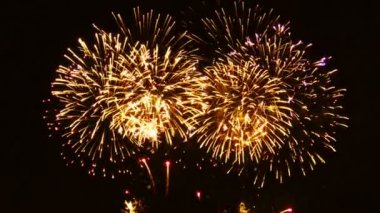 Siyah arkaplanda renkli havai fişekler