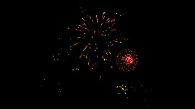 Siyah arkaplanda renkli havai fişekler