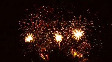 Siyah arkaplanda renkli havai fişekler