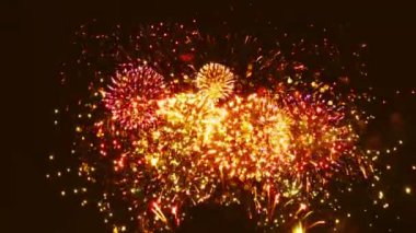 Siyah arkaplanda renkli havai fişekler