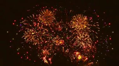 Siyah arkaplanda renkli havai fişekler