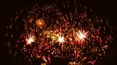 Siyah arkaplanda renkli havai fişekler