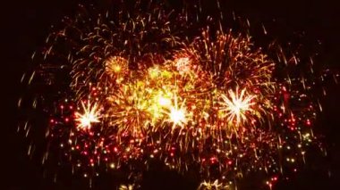 Siyah arkaplanda renkli havai fişekler