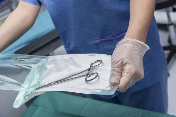 Dokter Bereidt Materiaal Operatiekamer Voor Medisch Ziekenhuis — Stockfoto