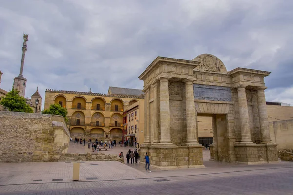 Romeinse Boog Ingang Naar Oude Ommuurde Stad — Stockfoto