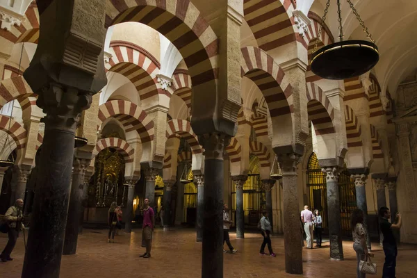 Turistas Caminhando Pelo Interior Mesquita Córdoba Fotos De Bancos De Imagens