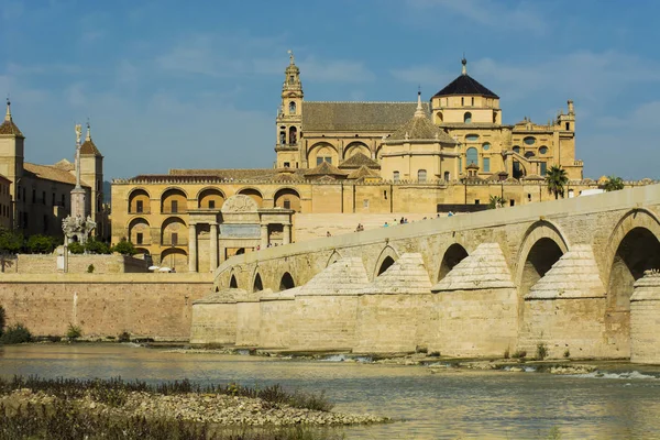 コルドバ ローマ橋 グアダルキビル川のモスクの風景 — ストック写真