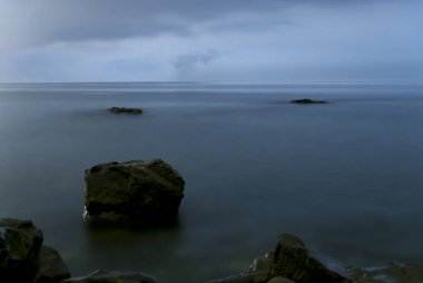denizde çıkıntılı kayalar düşük hızlı fotoğraf