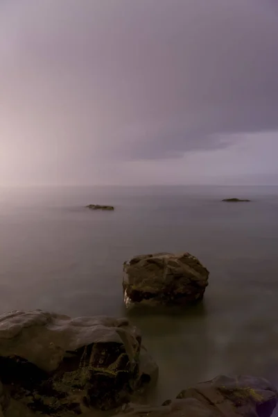 Denizde Çıkıntılı Kayalar Düşük Hızlı Fotoğraf — Stok fotoğraf