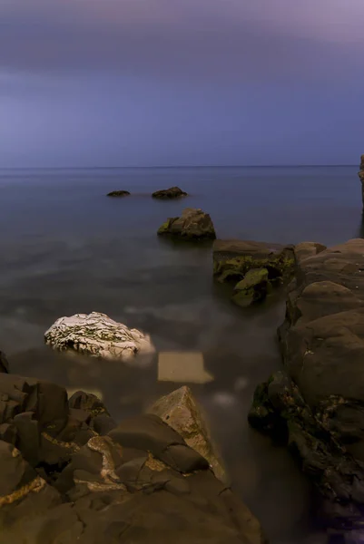 Paesaggio Notturno Bassa Velocità Rocce Nel Mare — Foto Stock