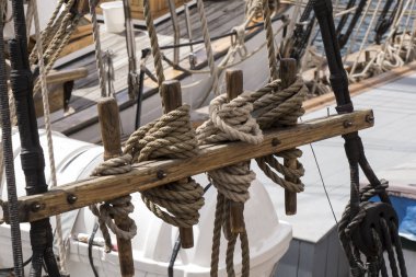 denizci knots rıhtımda yerleştirilmiş bir gemi palamar