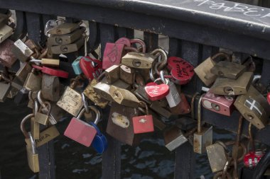Nyhavn iskelesinin köprüsünde sonsuz aşk tabelası içinde asma kilitler