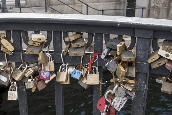 Padlocks in eternal love sign on a bridge of Nyhavn pier — Stock Photo, Image