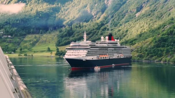 Kreuzfahrt Einem Norwegischen Fjord Kurz Vor Dem Anlegen — Stockvideo