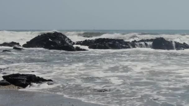 Onde Infrangono Sulle Rocce Sulla Riva Del Mare Sullo Sfondo — Video Stock