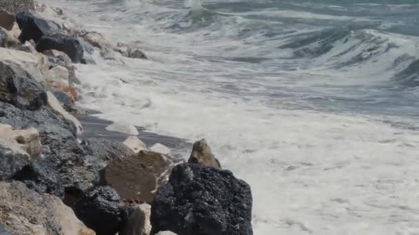 Vågorna Bryter Klipporna Stranden — Stockvideo