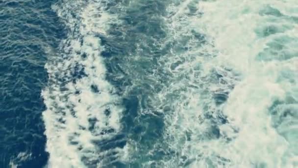 从海里的船的尾迹中冒出的水泡 — 图库视频影像