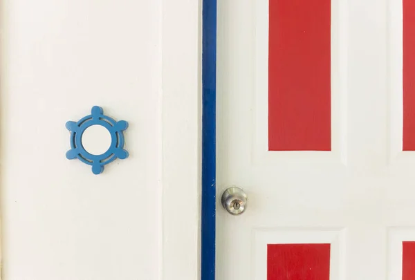 Porta Madeira Branca Vermelha Com Moldura Porta Azul — Fotografia de Stock