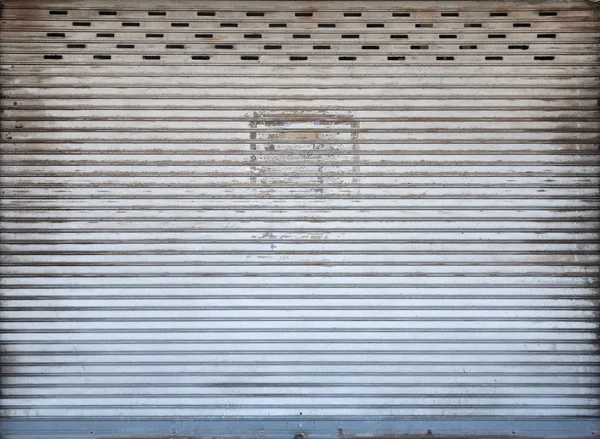 Folha de metal ondulado velho, porta deslizante — Fotografia de Stock